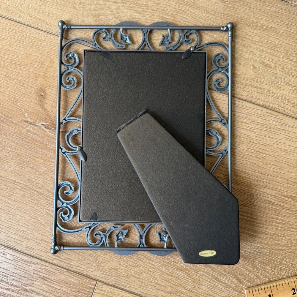 Aaron Brothers 5x7 Photo Frame Bronze Metal Scrollwork Leaf Tabletop Easel Back